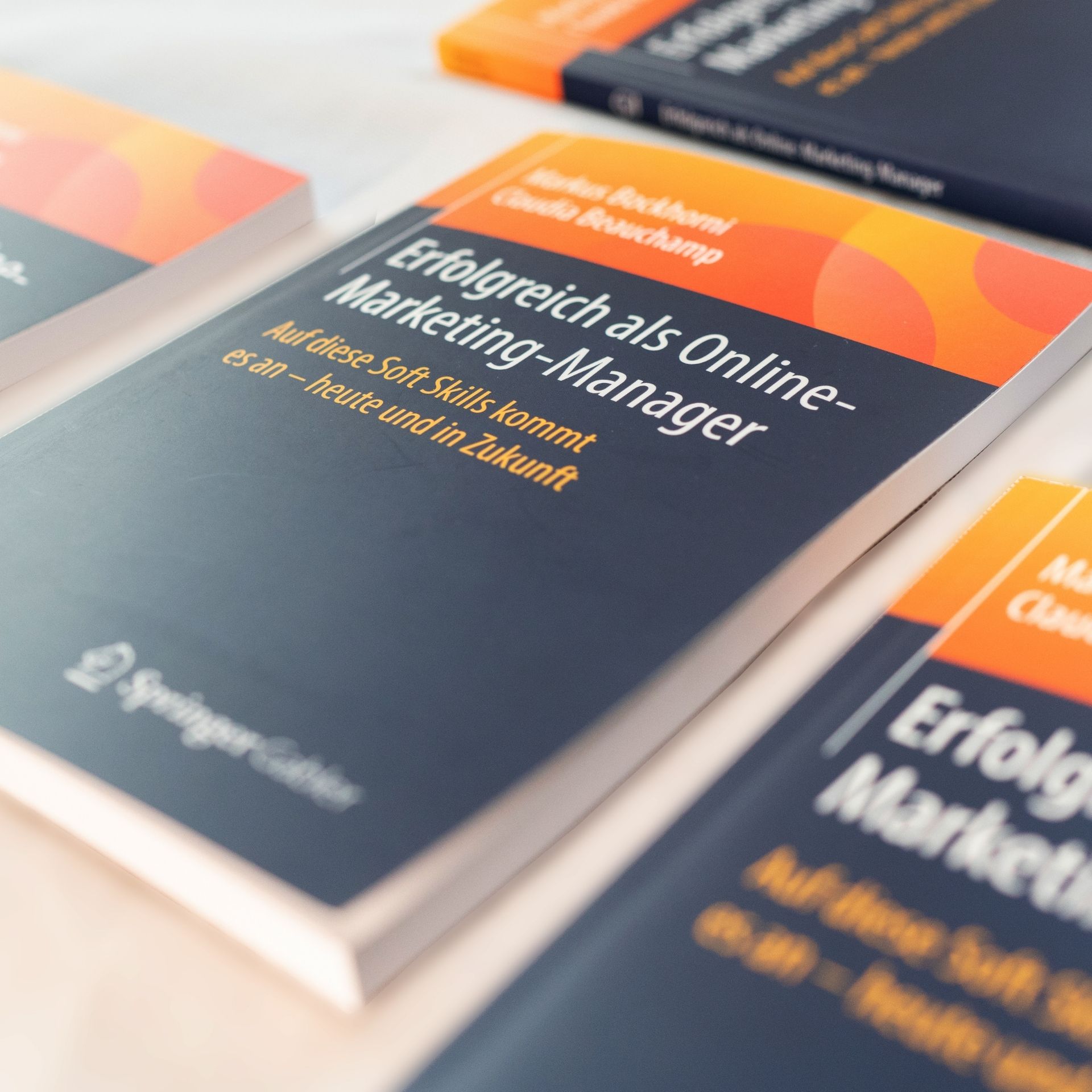 Abbildung mehrerer Exemplare des Buches "Erfolgreich als Online-Marketing-Manager: Auf diese Soft Skills kommt es an – heute und in Zukunft"